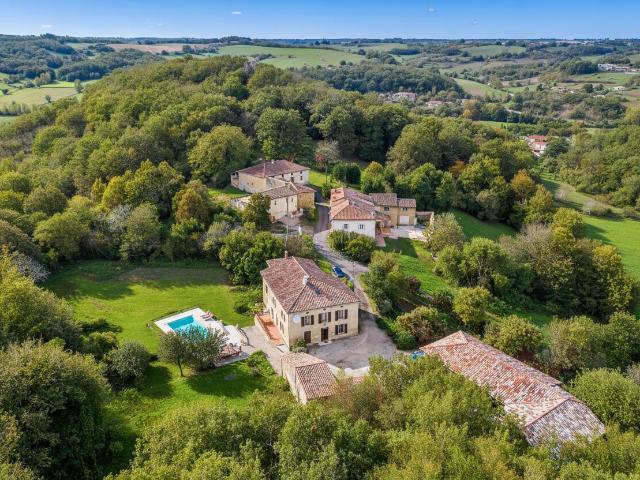 Maison de campagne avec piscine, terrain, gite et granges 271m² Boussan