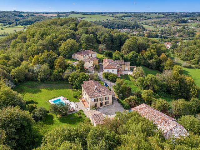 Maison de campagne avec piscine, terrain, gite et granges