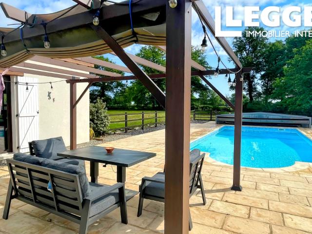 Maison de campagne de 4 chambres avec une annexe attenante de 2 chambres. Sur un terrain de 1,2 ha. Piscine