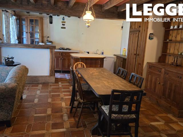 Maison de campagne en pierre pleine de charme, située dans un cadre paisible pour une rénovation complète