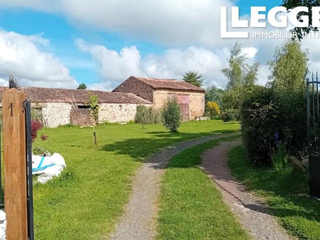 Maison de campagne en pierres avec terrain et grandes dépendances, proche du village et de ces commerces