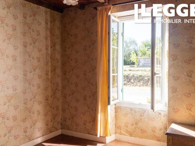 Maison de campagne en plain pied à rénover avec grenier améanageable, grand grange attenante et jardin 1900m²