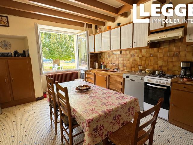 Maison de campagne indépendante avec dépendances, près de Chalais et d'Aubeterre sur Dronne
