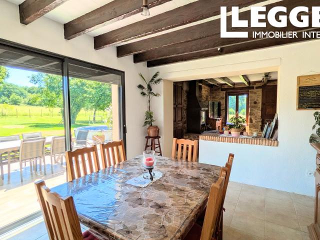 Maison de campagne isolée avec 3 chambres, grange, panneaux solaires et vue dégagée près de Meuzac