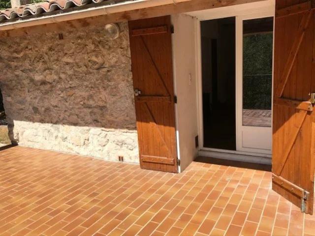 Maison de campagne jardin clos et garage