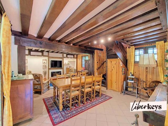 Maison de campagne située à BOURTH, 3 chambres, nombreux garages et remises sur terrain de 1024m2 clos et paysagé
