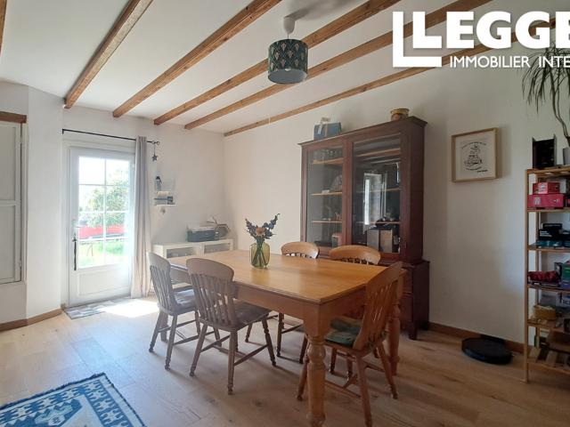 Maison de campagne spacieuse avec grand jardin et nombreuses dépendances proche de Chef Boutonne