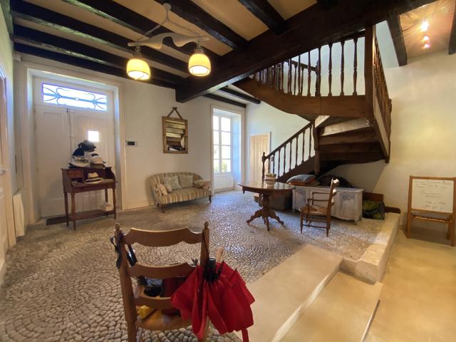 Maison de campagne, parc et grange en parfait état