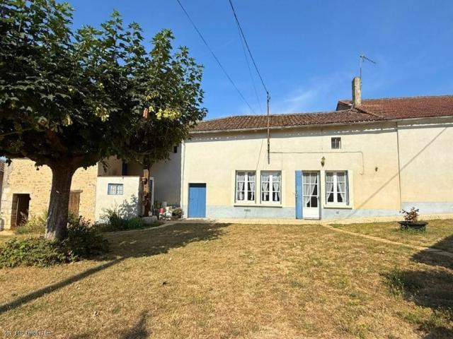 Maison de Campagne Proche Ruffec Avec Grange et Belles Vues