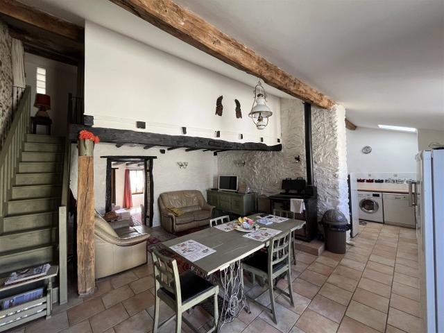 Maison de campagne rénovée avec 4 chambres, grange et terrai. 121m² Darnac