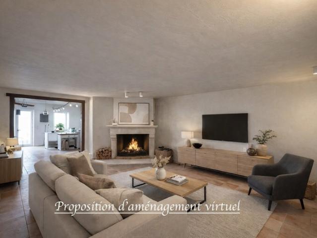 Maison de caractère offrant de beaux volumes et un potentiel rare avec dépendances