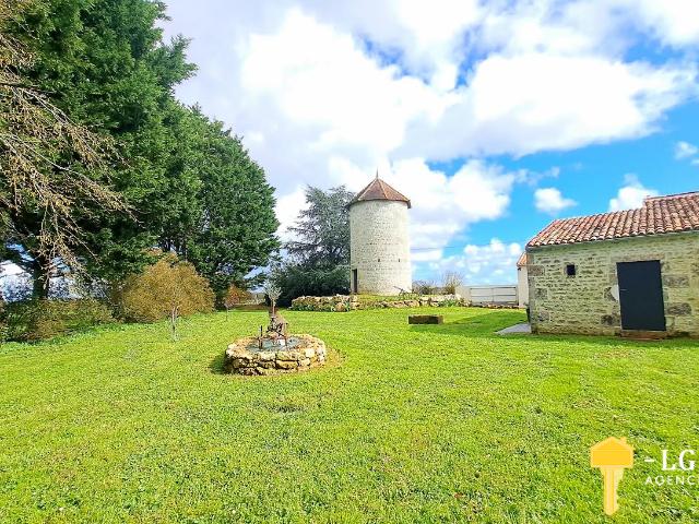 Maison de caractère atypique avec Moulin
