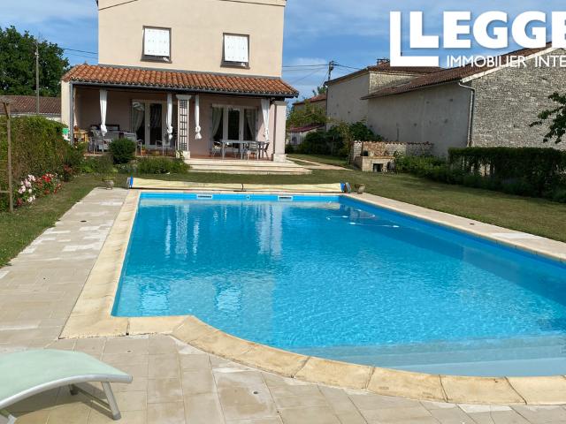 Maison de caractère atypique avec piscine aux portes d'Angoulême