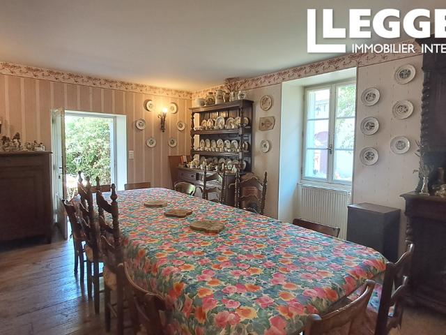 Maison de caractère au cœur du village avec jardin fleuri et dépendances