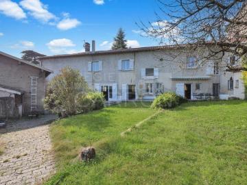 Maison de caractère au cœur du village – charme, volumes et potentiel rare