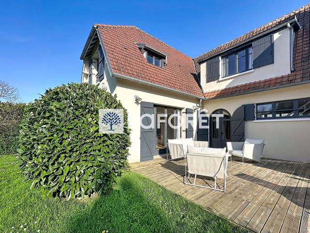 Maison de caractère au centre du village, un lieu rare entre. 272m² Saint Nom la Bretèche
