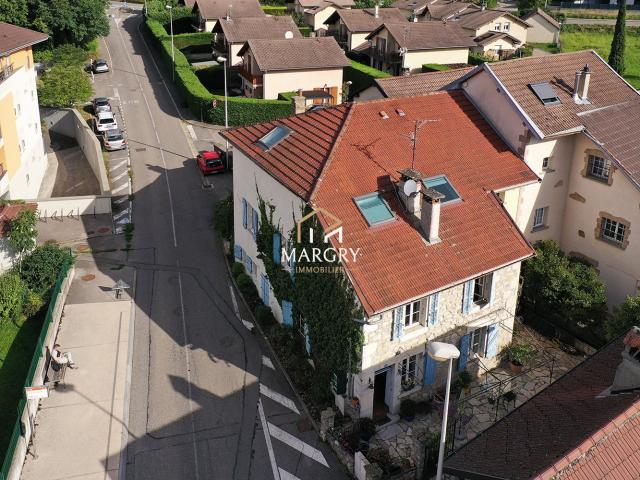 Maison de caractère au centre du village. 277m² Cessy