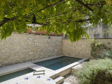 Maison de caractère au coeur de Saignon avec terrasse et vue sur le Luberon