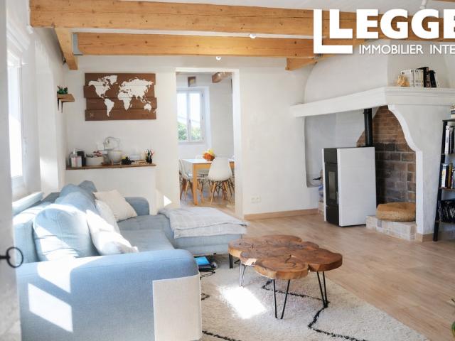 Maison de caractère avec 2 chambres, 2 salles de douche. Terrasse exposée plein sud, jacuzzi, vue panoramique