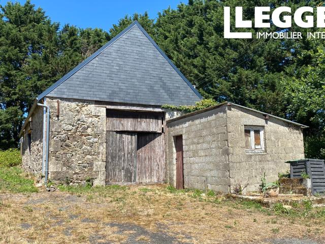 Maison de caractère avec 2 chambres, deux granges en pierre et cour intérieure. Plusquellec!