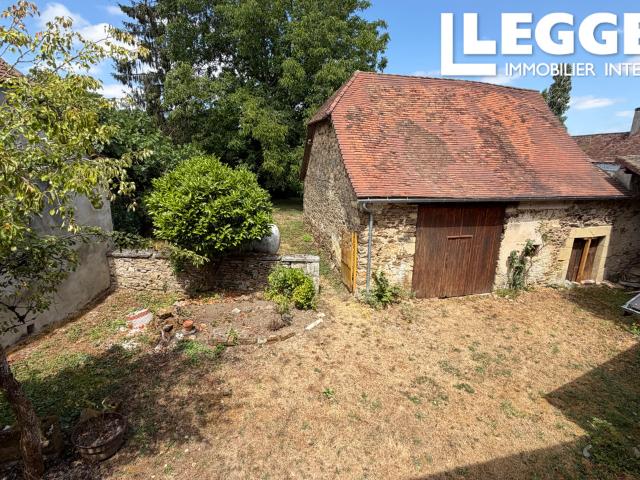 Maison de caractère avec 4 5 chambres, garage double, grange et beau jardin, au calme en Périgord Vert