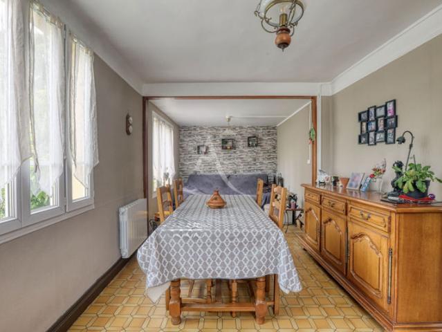 Maison de caractère avec confort de plain pied et beau potentiel