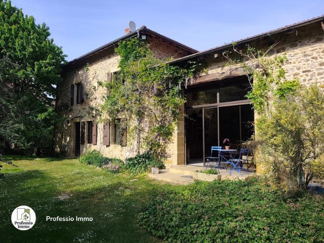 Maison de caractère avec ancienne grange aménagée et terrain