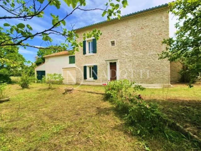 Maison de caractère avec appartement indépendant située à proximité immédiate du centre ville de L'isle sur la sorgue