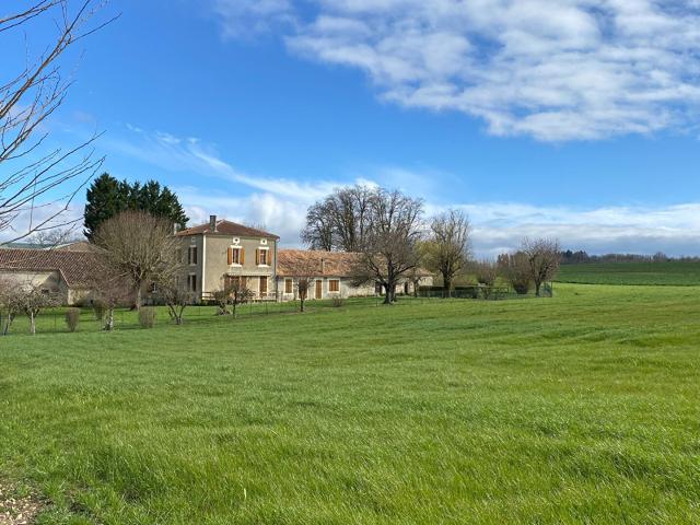Maison De Caractere avec beaucoup de Dependances 208m² Villebois Lavalette