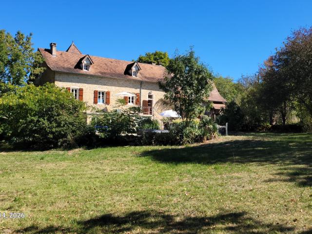 Maison de caractère avec gîte indépendant et piscine à 8 minutes de Villeneuve d'Aveyron