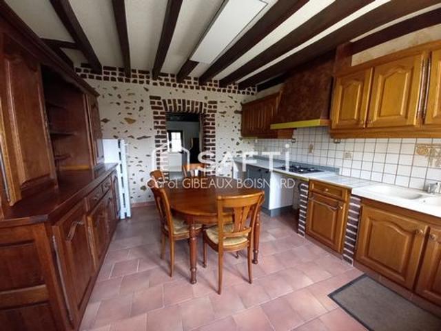Maison de caractère avec double garage, combles aménageables et terrain
