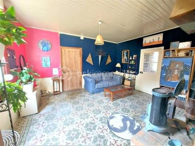 MAISON DE CARACTÈRE AVEC DÉPENDANCES ! CALME, ESPACE ET POTENTIEL: UNE OPPORTUNITÉ À SAISIR !