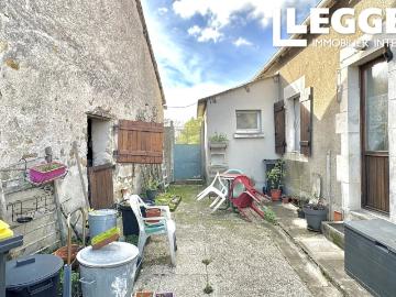 Maison de caractère avec dépendances et jardin dans hameau paisible
