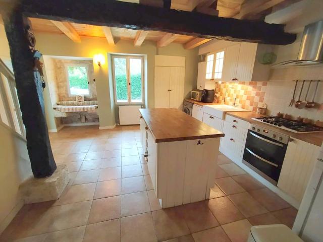 Maison de caractère avec dépendances et potentiel d’aménagem. 99m² Vendoire