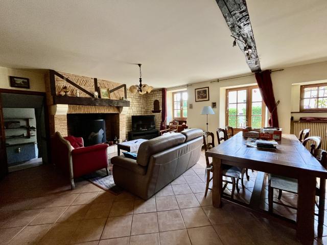 Maison de caractère avec dépendances et terrain