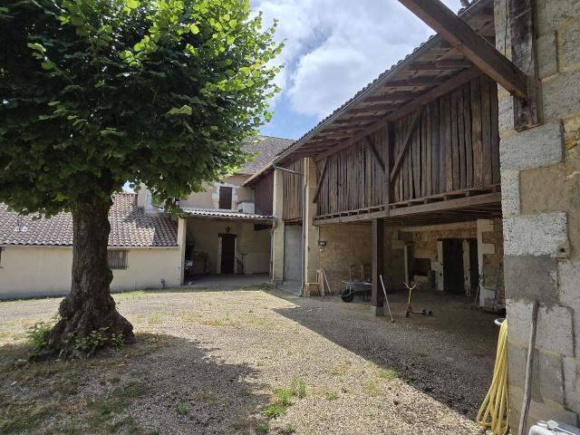 Maison de caractère avec dépendances et terrain
