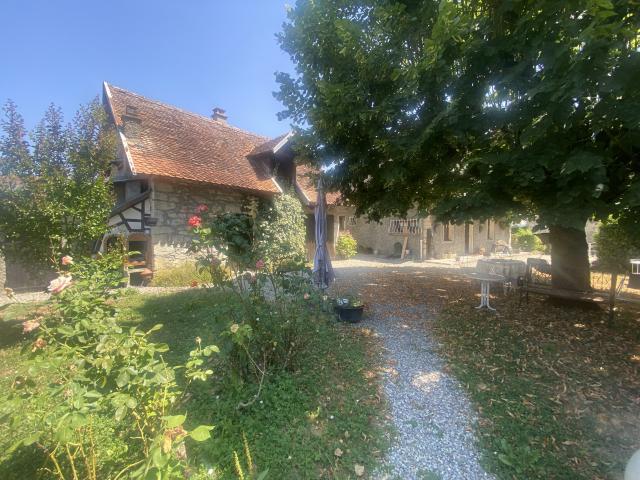 Maison de caractère avec dépendances sur un terrain paysagé de 1 146 m2