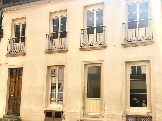 Maison de caractère avec jardin, garage double et beau potentiel centre Arnay le Duc / 40mn de DIJON