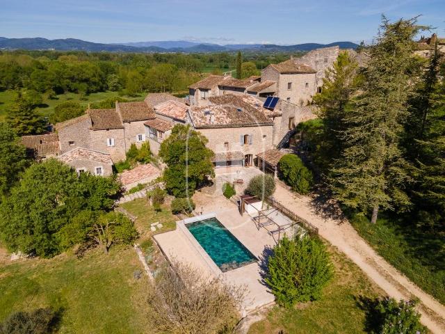 Maison de caractère avec jardin, piscine et dépendances, à v. 230m² Rochegude