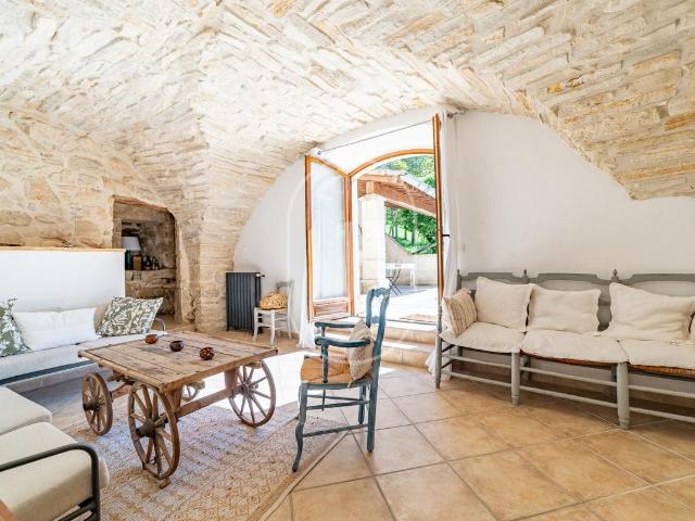 Maison de caractère avec jardin, piscine et dépendances, à v. 230m² Rochegude