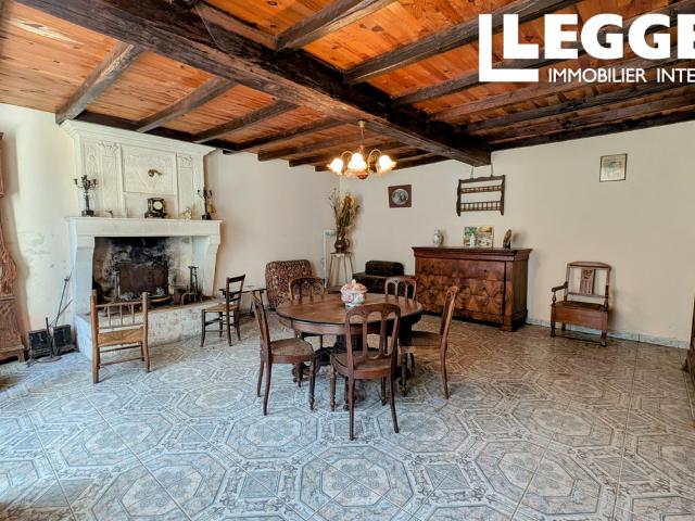 Maison de caractère avec ses dépendances dans un hameau paisible à 10mn de Jonzac