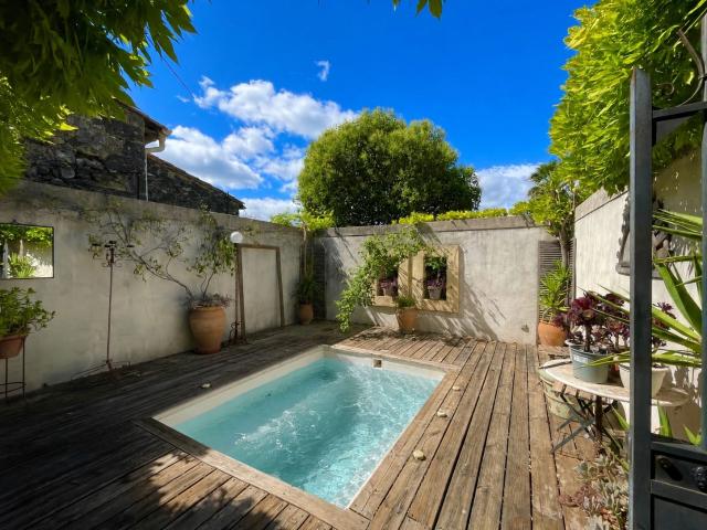 Maison De Caractere Avec Superbes Jardins Et Vue 368m² Nizas