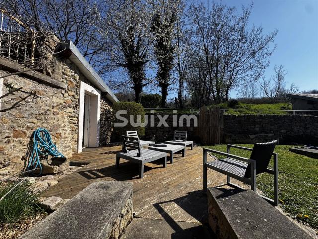 Maison de caractère avec piscine – Écrin de verdure à Avallo. 158m² Avallon