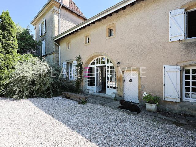 Maison de caractère avec piscine et dépendances