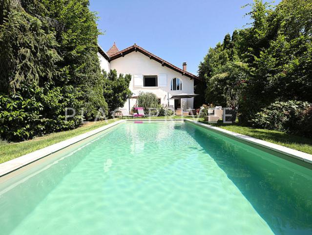 Maison de caractère avec piscine et dépendances