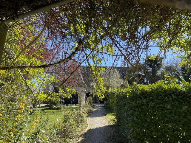 MAISON DE CARACTERE AVEC PISCINE ET PARC ARBORE AUX PORTES D