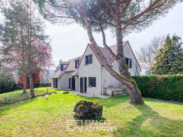 Maison de caractère avec piscine intérieure et tennis sur les hauteurs du Mantois