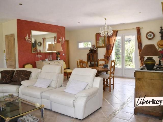 Maison de caractère avec piscine, oliveraie et vue sur Cotig. 135m² Cotignac