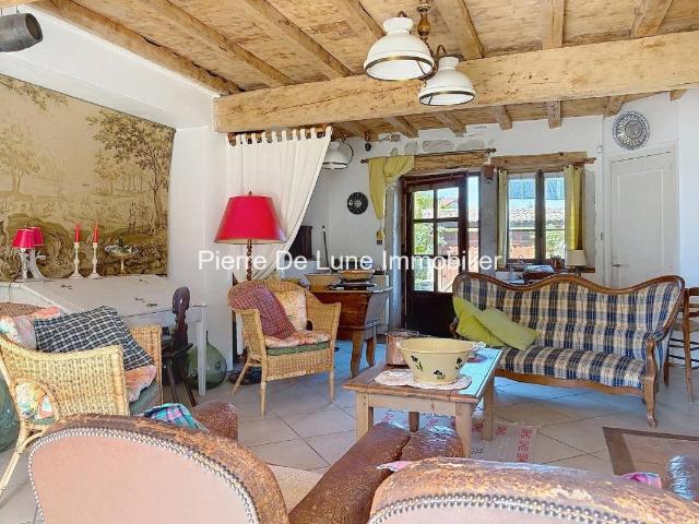 Maison de caractère avec piscine proche de Pérouges 159m² Saint Maurice de Gourdans
