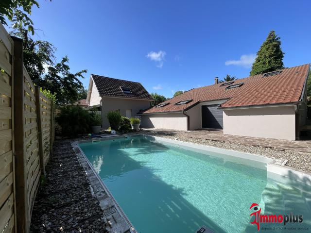 Maison de caractère avec piscine sur 8,42 ares Mulhouse Dornach